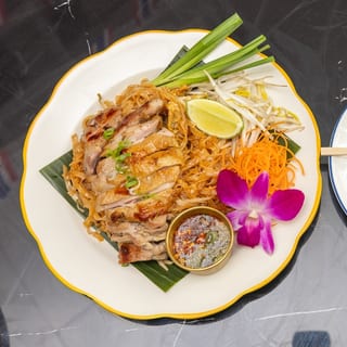 Pad Thai Grilled chicken ผัดไทไก่ย่าง